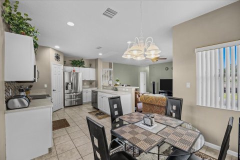 House in Port St. Lucie, Florida 4 bedrooms, 216.93 sq.m. № 2394838 - photo 18