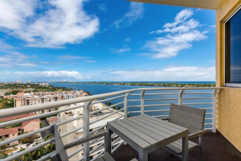 Condominio en West Palm Beach, Florida, 2 dormitorios  № 2077713
