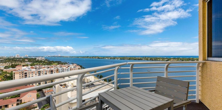Condominio en West Palm Beach, Florida, 2 dormitorios  № 2077713