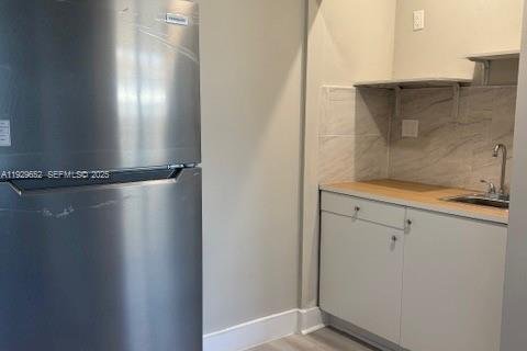 Propiedad comercial en alquiler en Hialeah, Florida, 1 dormitorio, 163.14 m2 № 1988565 - foto 3