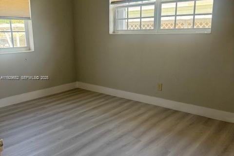 Propiedad comercial en alquiler en Hialeah, Florida, 1 dormitorio, 163.14 m2 № 1988565 - foto 2