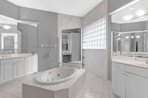 Villa ou maison à vendre à Coral Springs, Floride: 5 chambres, 289.02 m2 № 1996771 - photo 20