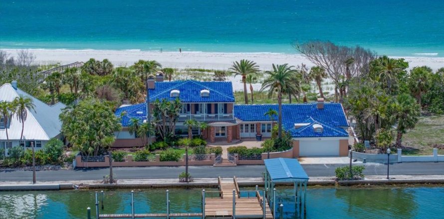House in Clearwater, Florida 5 bedrooms, 503.62 sq.m. № 2110458