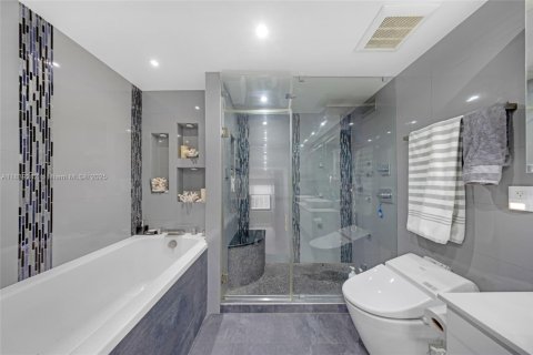 Condo in Bal Harbour, Florida, 2 bedrooms  № 1877758 - photo 27