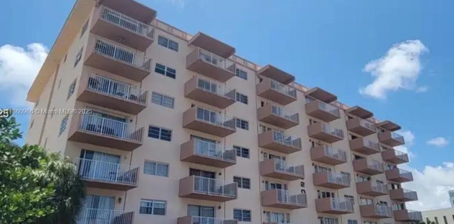 Condominio en Hallandale Beach, Florida, 1 dormitorio  № 1993748