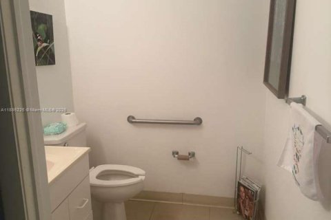 Propiedad comercial en venta en Hialeah, Florida № 1945171 - foto 10