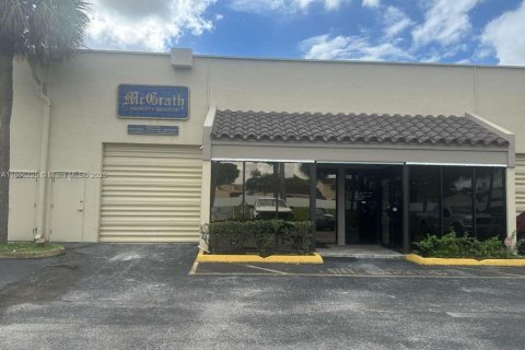 Propiedad comercial en venta en Hialeah, Florida № 1945171 - foto 1