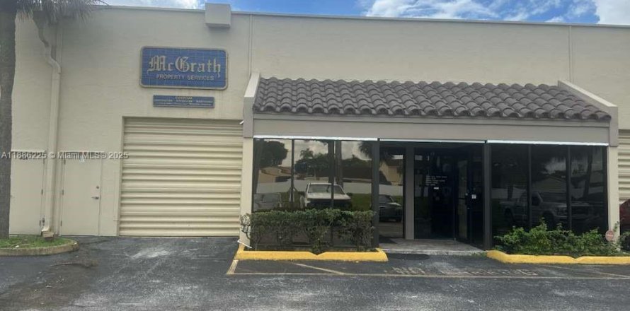 Propiedad comercial en Hialeah, Florida № 1945171