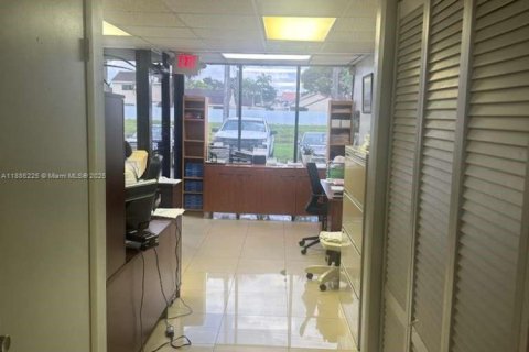 Propiedad comercial en venta en Hialeah, Florida № 1945171 - foto 5