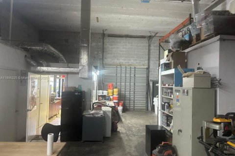 Propiedad comercial en venta en Hialeah, Florida № 1945171 - foto 9