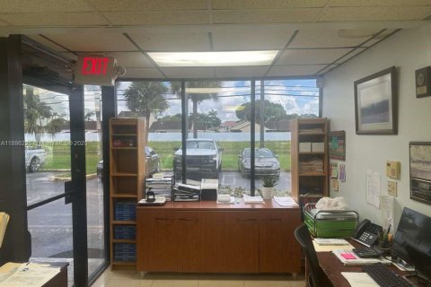 Propiedad comercial en venta en Hialeah, Florida № 1945171 - foto 3