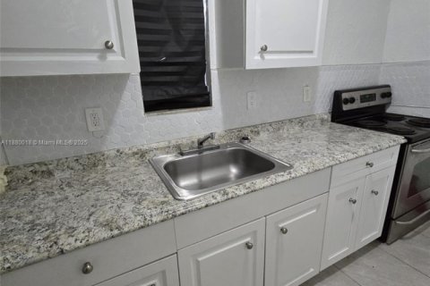 Снять в аренду квартиру в Форт-Лодердейл, Флорида 1 спальня, 81.48м2, № 1988307 - фото 4