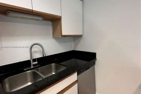 Condo in Pompano Beach, Florida, 1 bedroom  № 1872173 - photo 5