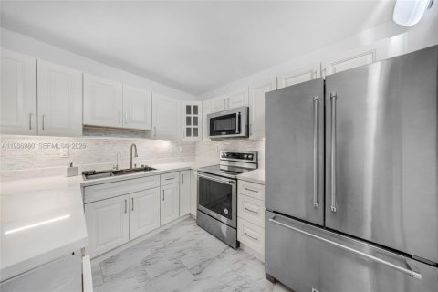 Condominio en alquiler en Hallandale Beach, Florida, 1 dormitorio, 92.9 m2 № 2044801 - foto 15