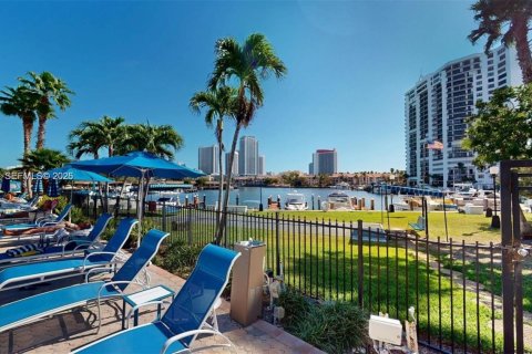 Condominio en alquiler en Hallandale Beach, Florida, 1 dormitorio, 92.9 m2 № 2044801 - foto 4