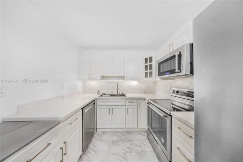 Condominio en alquiler en Hallandale Beach, Florida, 1 dormitorio, 92.9 m2 № 2044801 - foto 14