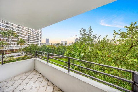 Condominio en alquiler en Hallandale Beach, Florida, 1 dormitorio, 92.9 m2 № 2044801 - foto 11