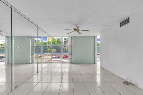 Condominio en venta en Sunny Isles Beach, Florida, 1 dormitorio, 67.35 m2 № 1188350 - foto 4