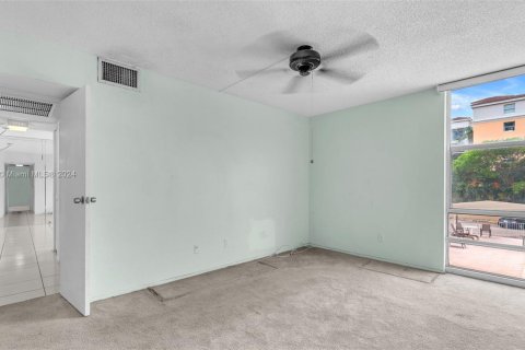 Condominio en venta en Sunny Isles Beach, Florida, 1 dormitorio, 67.35 m2 № 1188350 - foto 14
