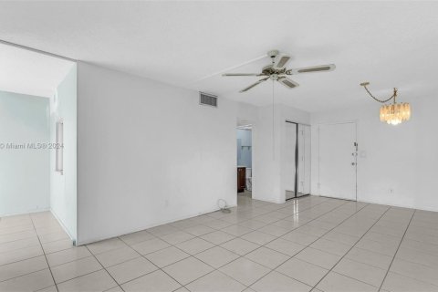 Condominio en venta en Sunny Isles Beach, Florida, 1 dormitorio, 67.35 m2 № 1188350 - foto 8