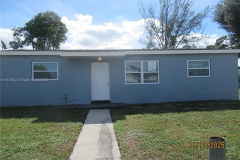 House in Miami Gardens, Florida 3 bedrooms, 88.81 sq.m. № 1973663 - photo 1