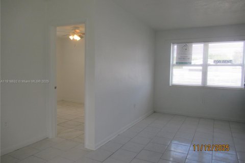 House in Miami Gardens, Florida 3 bedrooms, 88.81 sq.m. № 1973663 - photo 3
