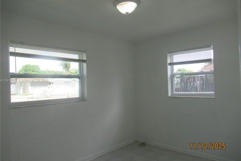 House in Miami Gardens, Florida 3 bedrooms, 88.81 sq.m. № 1973663 - photo 12