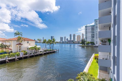 Condo in North Miami Beach, Florida, 2 bedrooms  № 1868433 - photo 24