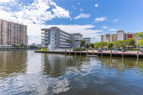 Condo in North Miami Beach, Florida, 2 bedrooms  № 1868433 - photo 28