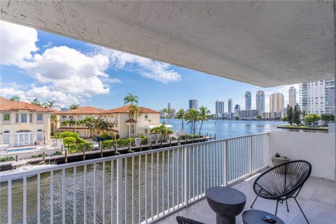Condo in North Miami Beach, Florida, 2 bedrooms  № 1868433 - photo 27