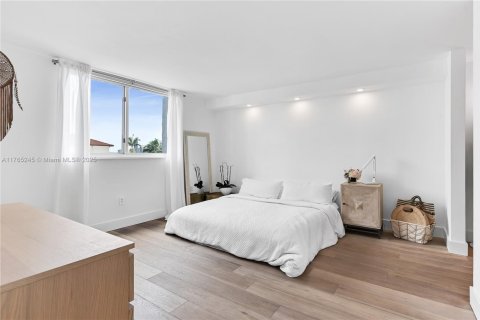 Condo in North Miami Beach, Florida, 2 bedrooms  № 1868433 - photo 16