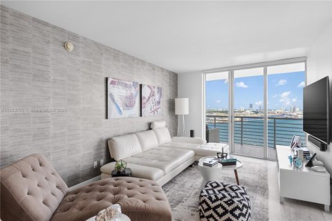 Condominio en alquiler en Miami, Florida, 3 dormitorios, 166.48 m2 № 1802452 - foto 5