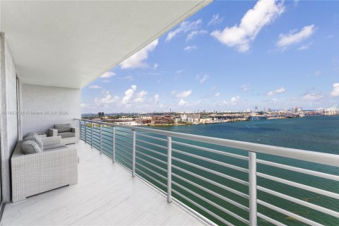 Condominio en alquiler en Miami, Florida, 3 dormitorios, 166.48 m2 № 1802452 - foto 2