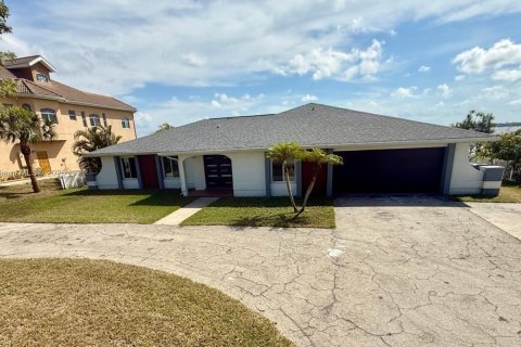 House in Fort Myers, Florida 4 bedrooms, 236.81 sq.m. № 1737601 - photo 1