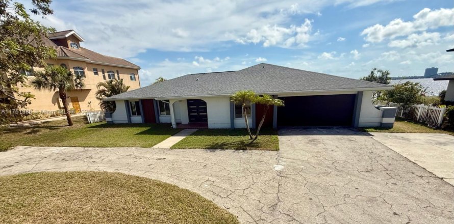 House in Fort Myers, Florida 4 bedrooms, 236.81 sq.m. № 1737601