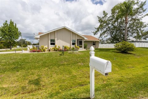 House in Palm Coast, Florida 3 bedrooms, 154.96 sq.m. № 1808046 - photo 16