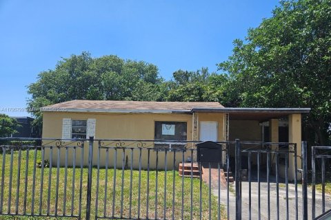House in Miami, Florida 3 bedrooms, 105.72 sq.m. № 1965499 - photo 2