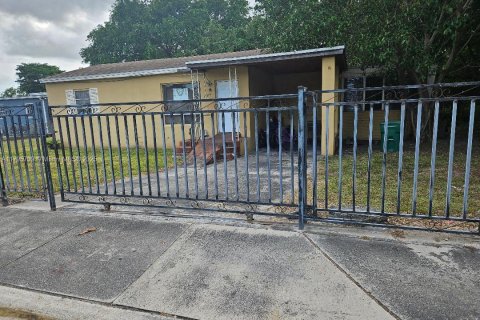 House in Miami, Florida 3 bedrooms, 105.72 sq.m. № 1965499 - photo 1