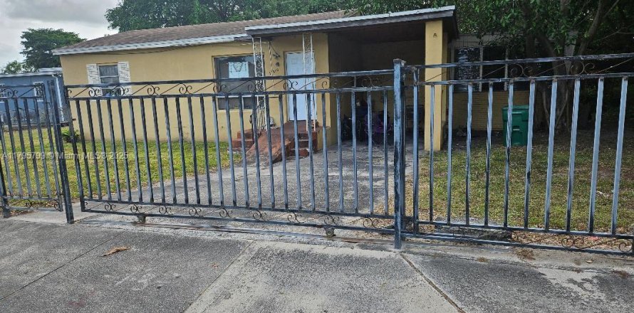 House in Miami, Florida 3 bedrooms, 105.72 sq.m. № 1965499