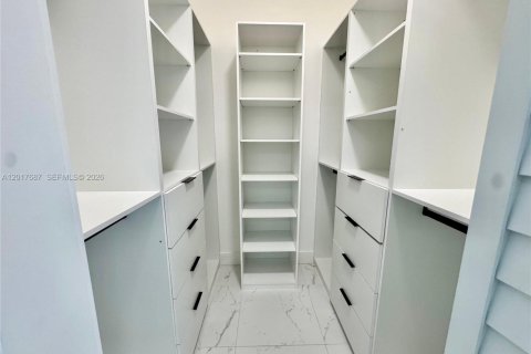 Снять в аренду виллу или дом в Майами, Флорида 2 спальни, 60.39м2, № 2145719 - фото 5