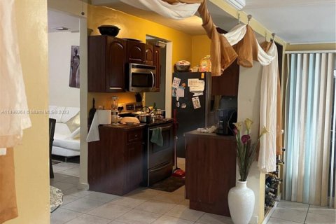 House in North Miami Beach, Florida 3 bedrooms, 94.02 sq.m. № 1864010 - photo 2