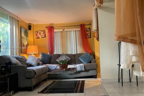 House in North Miami Beach, Florida 3 bedrooms, 94.02 sq.m. № 1864010 - photo 3