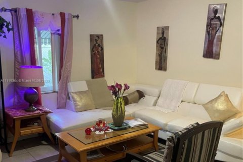House in North Miami Beach, Florida 3 bedrooms, 94.02 sq.m. № 1864010 - photo 8