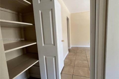 Copropriété à louer à Hallandale Beach, Floride: 2 chambres, 111.48 m2 № 1935197 - photo 14