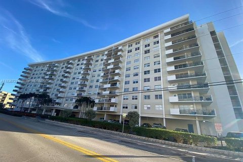 Copropriété à louer à Hallandale Beach, Floride: 2 chambres, 111.48 m2 № 1935197 - photo 20