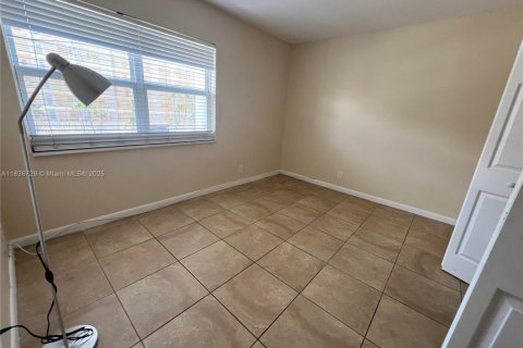 Copropriété à louer à Hallandale Beach, Floride: 2 chambres, 111.48 m2 № 1935197 - photo 13