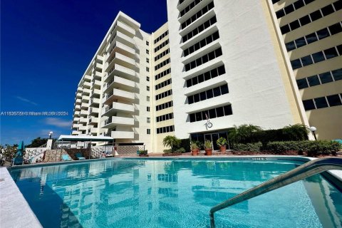 Copropriété à louer à Hallandale Beach, Floride: 2 chambres, 111.48 m2 № 1935197 - photo 1