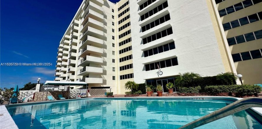 Condominio en Hallandale Beach, Florida, 2 dormitorios № 1935197