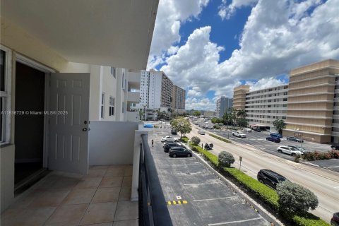 Copropriété à louer à Hallandale Beach, Floride: 2 chambres, 111.48 m2 № 1935197 - photo 11