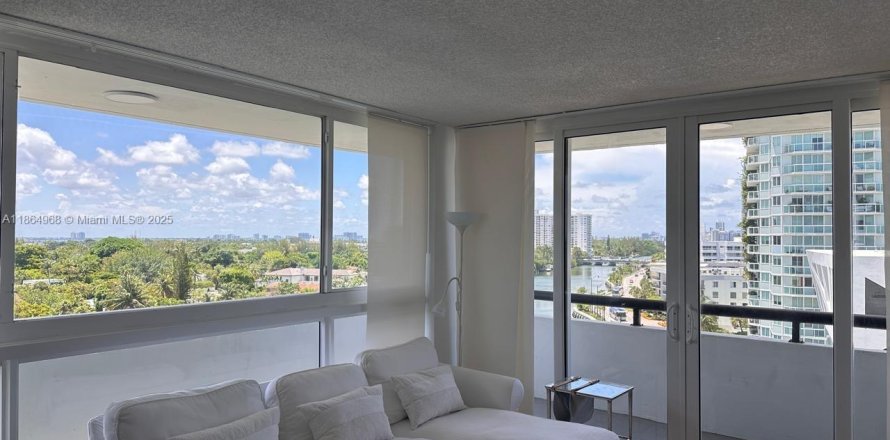 Condominio en Miami Beach, Florida, 2 dormitorios  № 1896511